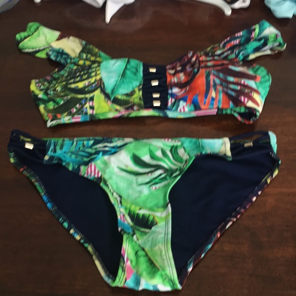 Bikini - Picture 1 of 2